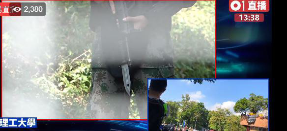 demosisto's tweet photo. Breaking: Chinese soldiers now geared up with QBZ-95 Assault rifles with bayonet in the barracks near Tsim Sha Shui. https://t.co/Y1Xii7SLbR