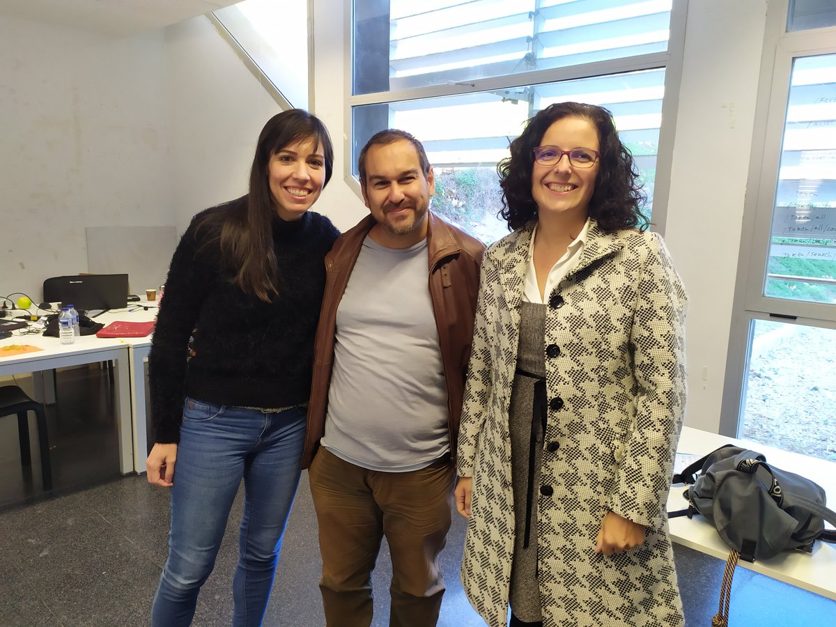 jmarcos001's tweet photo. Dos mujeres increíbles, y compañeras de profesión, con quienes estuve en el evento
#hackachainFUE https://t.co/WejivMGewR