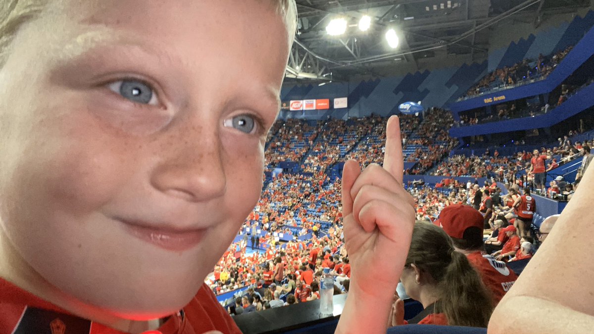 log1q's tweet image. #thriftyairselfie #wildcats