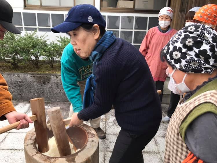 okayama_kocho's tweet image. ２日間にわたって開催した「おかやま移住体感ツアー」。一行は、最終行程地の新見市文化伝習館にやってきました。地域のお母さん方と参加者による、お餅つき体験を開催！
つきたてのお餅をたべながら、地域の方々との交流に、会場は大盛り上がりです～♪　#移住　#田舎暮らし　#岡山県　#新見市