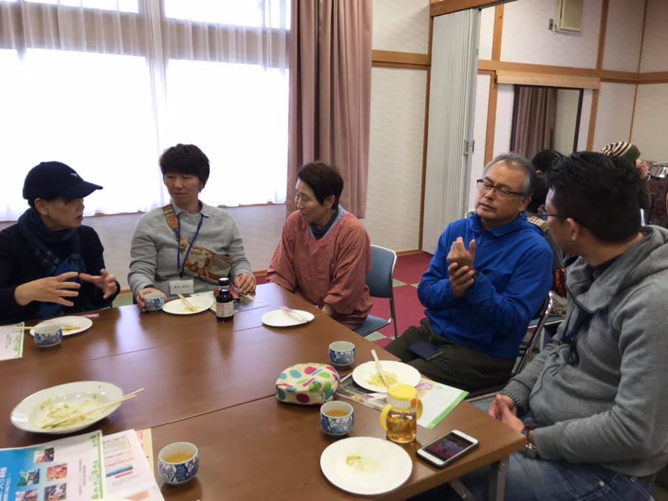 okayama_kocho's tweet image. ２日間にわたって開催した「おかやま移住体感ツアー」。一行は、最終行程地の新見市文化伝習館にやってきました。地域のお母さん方と参加者による、お餅つき体験を開催！
つきたてのお餅をたべながら、地域の方々との交流に、会場は大盛り上がりです～♪　#移住　#田舎暮らし　#岡山県　#新見市