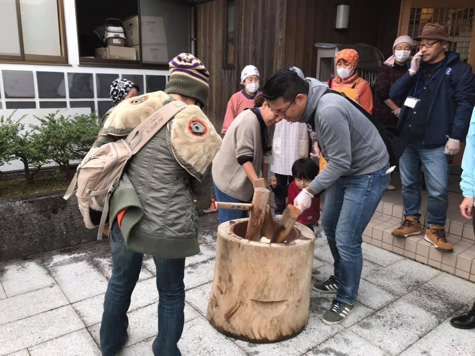 okayama_kocho's tweet image. ２日間にわたって開催した「おかやま移住体感ツアー」。一行は、最終行程地の新見市文化伝習館にやってきました。地域のお母さん方と参加者による、お餅つき体験を開催！
つきたてのお餅をたべながら、地域の方々との交流に、会場は大盛り上がりです～♪　#移住　#田舎暮らし　#岡山県　#新見市