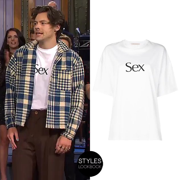 During the end credits of Saturday Night Live, Harry wore a #ChristopherKane Sex T-shirt ($250).
styleslookbook.com/post/189119944…