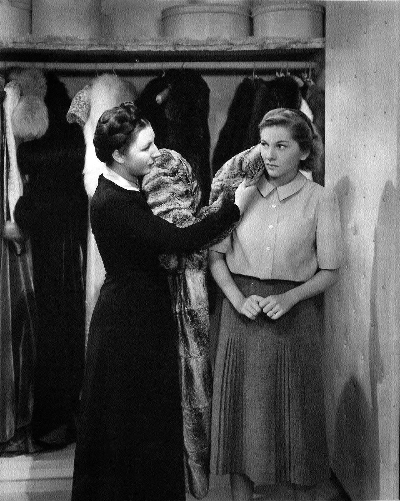 Conrad J Barrington Judith Anderson And Joan Fontaine In A Publicity Photo For Rebecca 1940 T Co H3mlwqqlvb Twitter