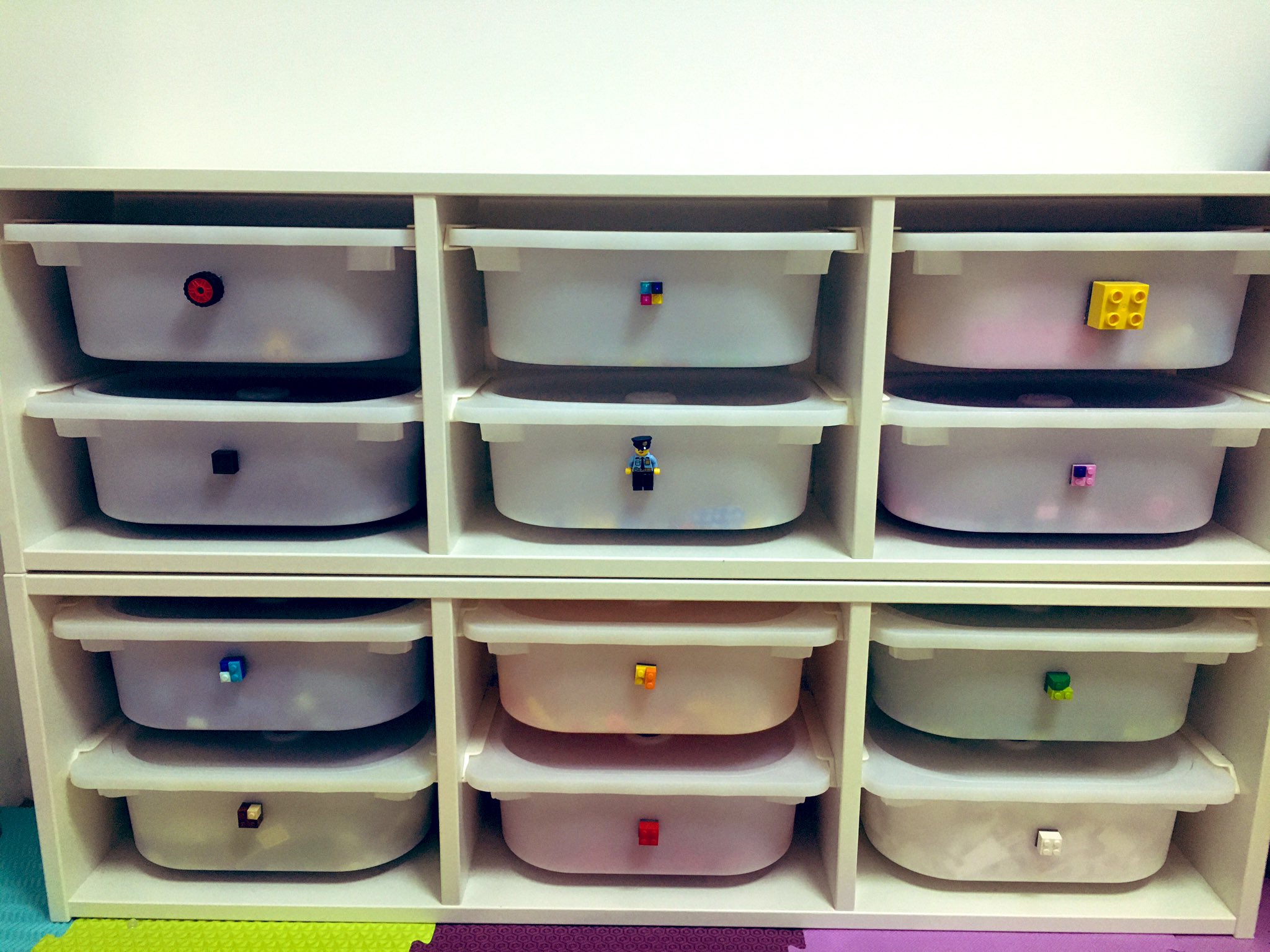 ミスターぽぽ Ikeaのトロファストでレゴ収納 ブロッテ使うと何入ってるか分かりやすいし 何よりかわいいし その上おうちでピックアブリック気分が味わえるのでオススメ 1 段追加したけどまだ入りきらず Trofast Lego Pab T Co Etj7crh6dw ミスターぽぽ Ikeaのトロファストでレゴ収納 ブロッテ使うと何入ってるか分かりやすいし 何よりかわいいし その上おうちでピックアブリック気分が味わえるのでオススメ 1 段追加したけどまだ入りきらず Trofast Lego Pab T Co Etj7crh6dw