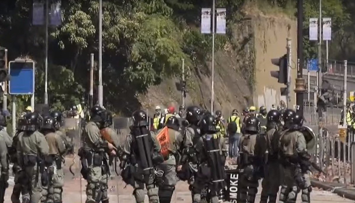 HongTruth's tweet photo. Confrontations between #HKPolyU Students & #PoliceHK already commenced this morning at junction of #ChathamRoadSouth & #AustinRoad as the students are trying to protect their university. #Teargas & #rubberbullets have been fired. Whole area engulfed with smoke & fumes.#SOSHK https://t.co/YeCVaEzFp0
