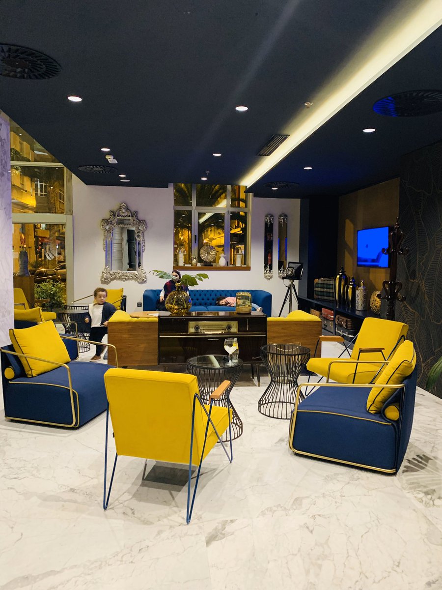 gise_rossi's tweet photo. También miren que lindo el hotel en el que nos alojó la organización de @pythoncanarias.
Y cómo es el edificio de un antiguo banco tenes cosas muy cool como desayunar en una bóveda del sótano decorada con empapelado de lingotes de oro 👌 #PyDayGC19 https://t.co/532cXp7rgZ