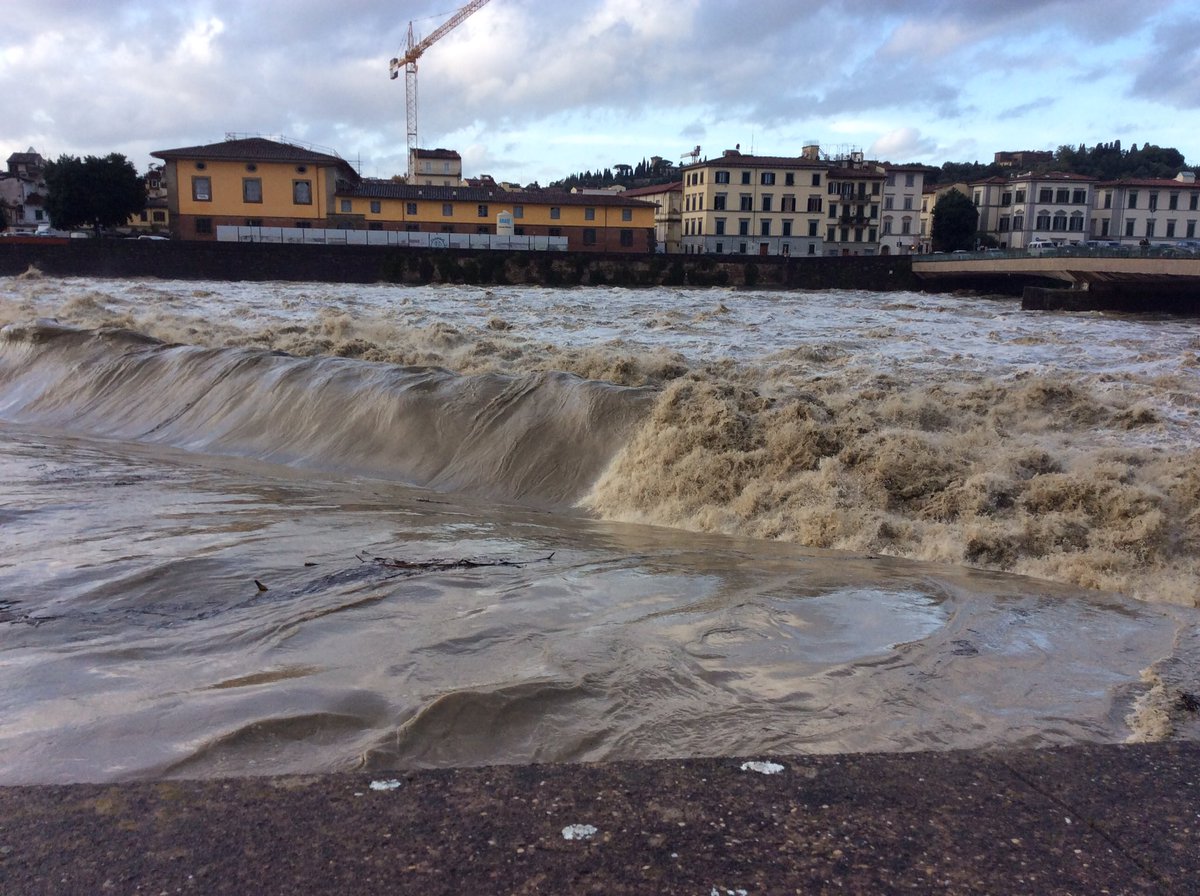 Ondata di maltempo in Toscana, alla sala operativa della Protezione Civile regionale si monitora lo sviluppo della situazione, con particolare attenzione alla Maremma e all’Arno.  In sala anche l’assessore all’ambiente e alla protezione civile Federica Fratoni #allertameteoTOS