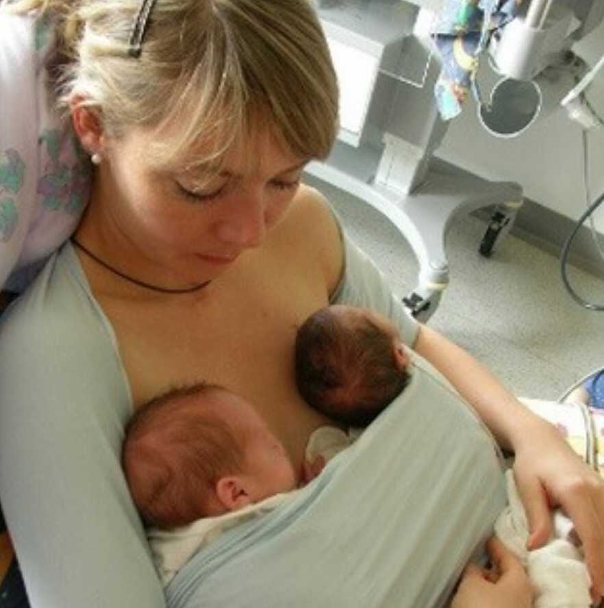 DIDYMOS_Baby's tweet photo. Every child needs a great deal of love and affection. For premature babies, warmth and security are particularly important. Skin-to-skin Kangaroo care helps them thrive.

#Didymos #Bondingtops #premature #worldprematureday #itsadidy #skintoskin #kangaroocare #bonding #twins https://t.co/RQe9kpgoG4