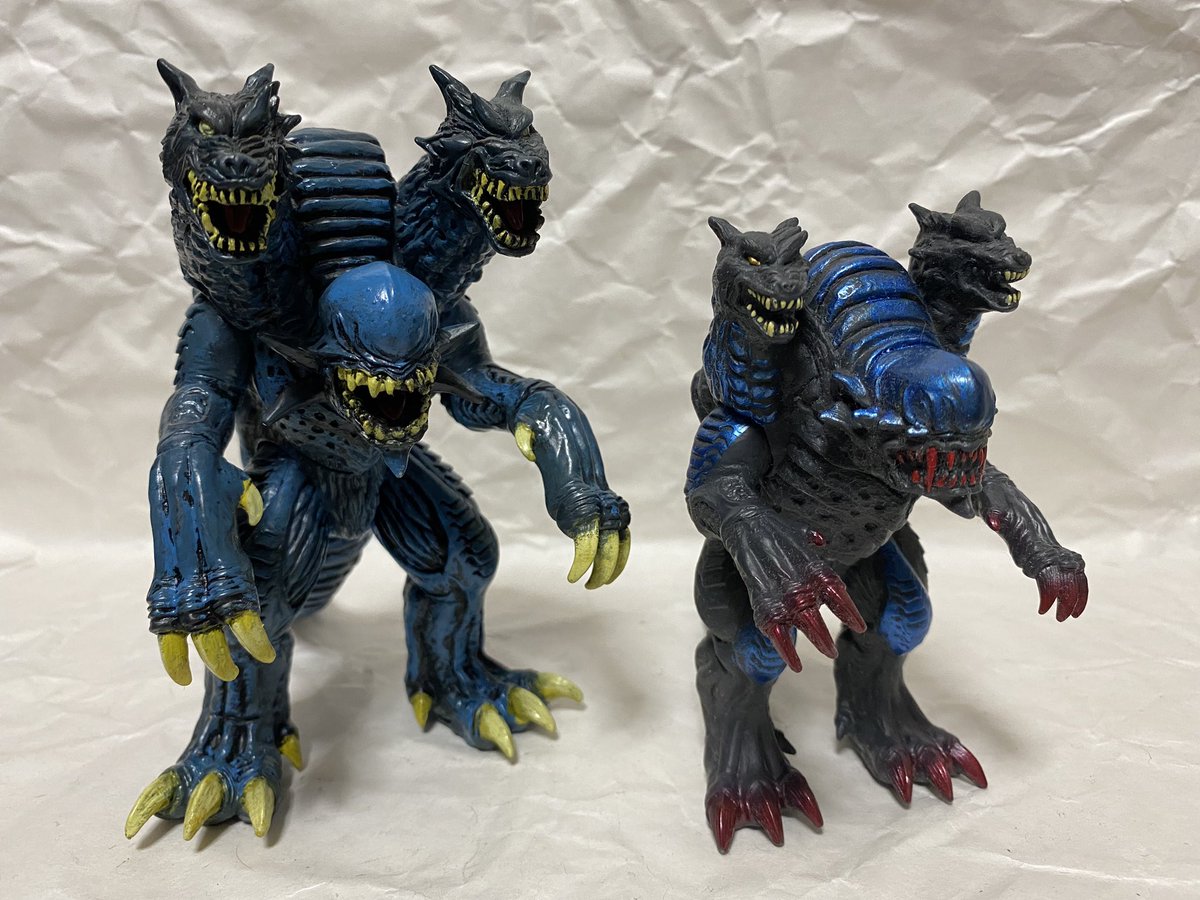 江井斗 リペイント元と比較 元のソフビは青素体に茶色という配色ですが 今回のは黒ベースに青強めの水色を塗っています Sdも手元にありますが 一部の歯と爪の色が違うので参考になりませんでした 最後はアクトギンガと ウルトラフィギュア改造同好会