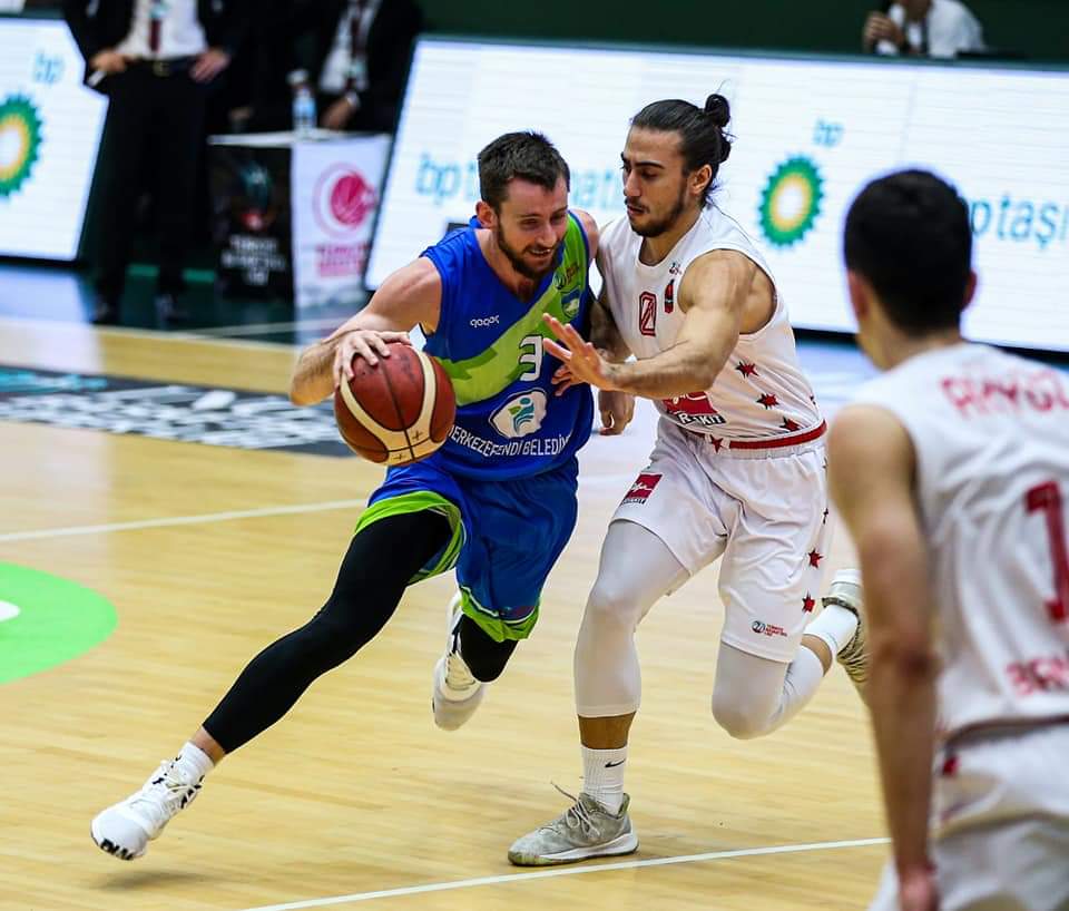 SenizDogan20's tweet photo. Deplasmanda Bandırma Kırmızı Basketbol Kulübü'ne karşı oynadığı karşılaşmayı 82-77 skorla kazanan takımımızı kutluyorum.
#durmadestekol #şimdiyanımdaol #senisteyeter https://t.co/wxdBplQl2q