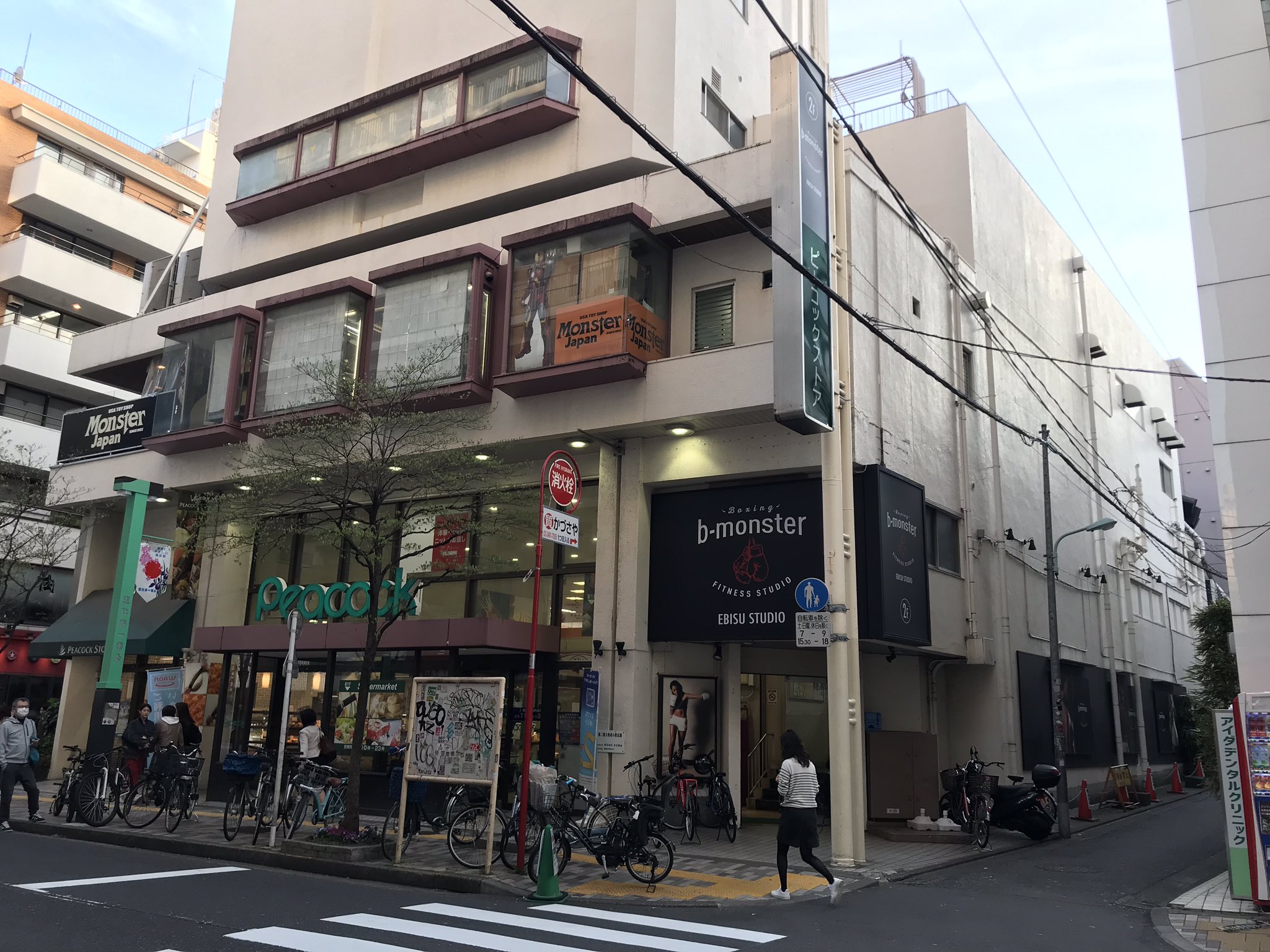 全国スーパーめぐり ピーコックストア恵比寿店 恵比寿駅北のピーコック 開業は不明だが 大店法プレートが第2種でs54年なのでかなりの古さでは ここは変わった造りで 入口がちょっとした吹き抜けになっており 階段で下に行くと食品 上に行くとダイソー