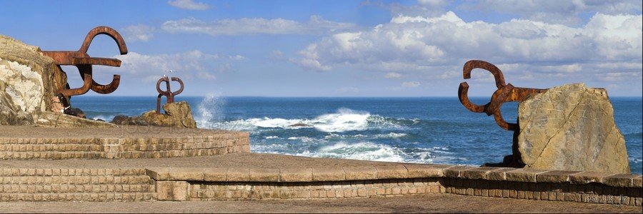 En la falda del Monte Igueldo, se encuentra un lugar mágico que alberga la obra 'El Peine del Viento' de #EduardoChillida, emblema de la ciudad de San Sebastián.

¿Queréis conocerlo?

¡Abro minihilo 🧵👇!
#OrgulloAbstracto
#OrgulloArteContemporáneo