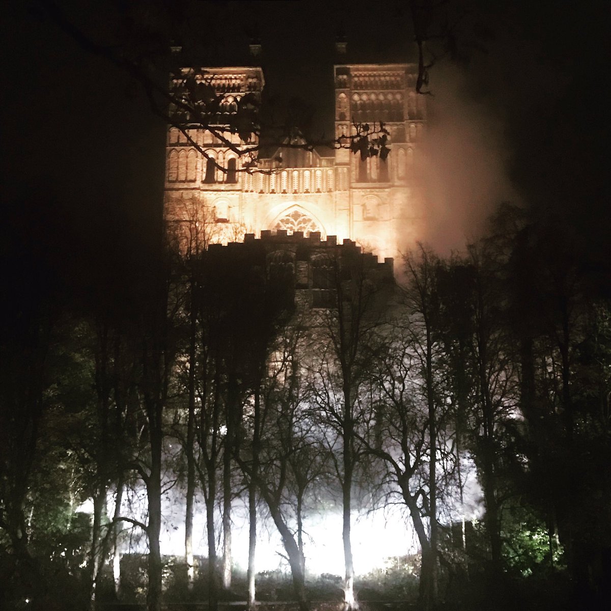 ESLighting's tweet photo. #lumieredurham @artichoketrust #fogscape #fujikonakaya #simoncorder
A rolling nocturnal fog cascades into the River Wear
#lighting #light #lumiere #lightart #lightfestival #art #projection #installationart #publicart #outdoorart #sculpture #modernart #durham #durhamcathedral https://t.co/Cw0zLeflCx