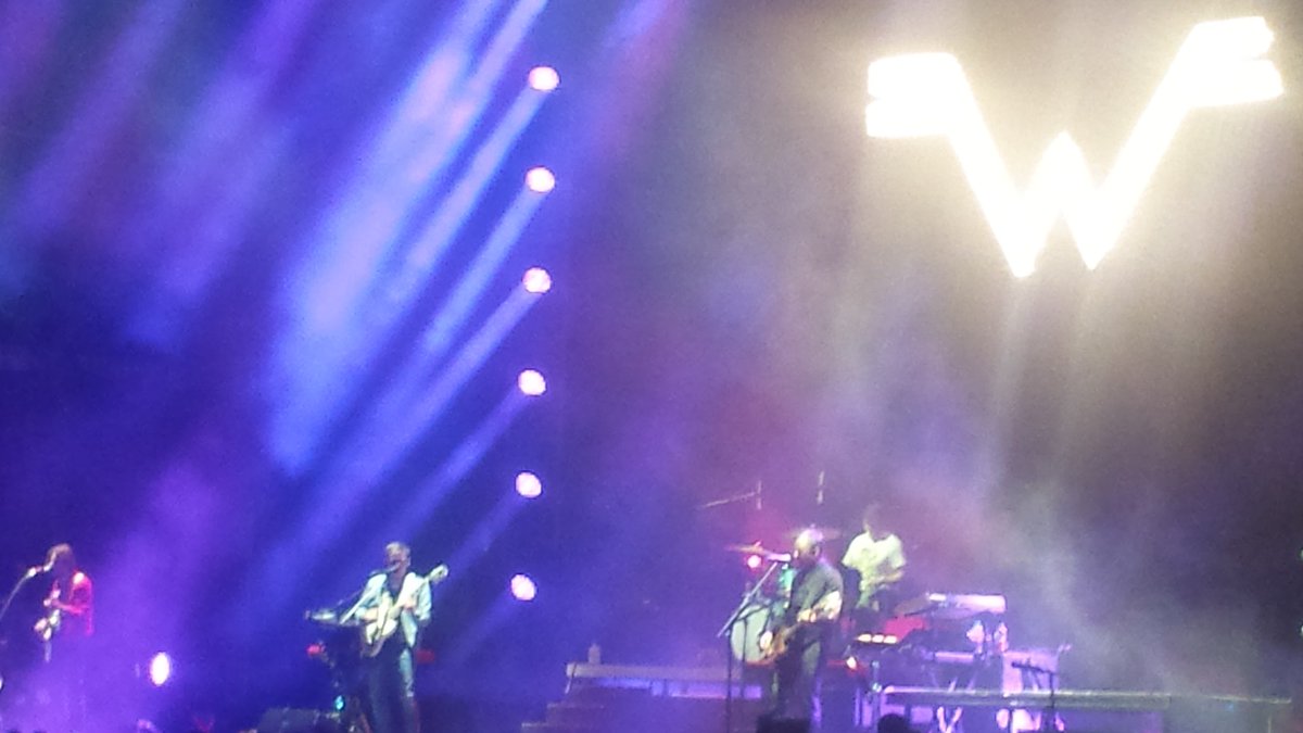 chejorgem's tweet photo. #Weezer tocó muy chingón, lo mejor del primer día en el #CoronaCapital https://t.co/XaVUQfvXbO