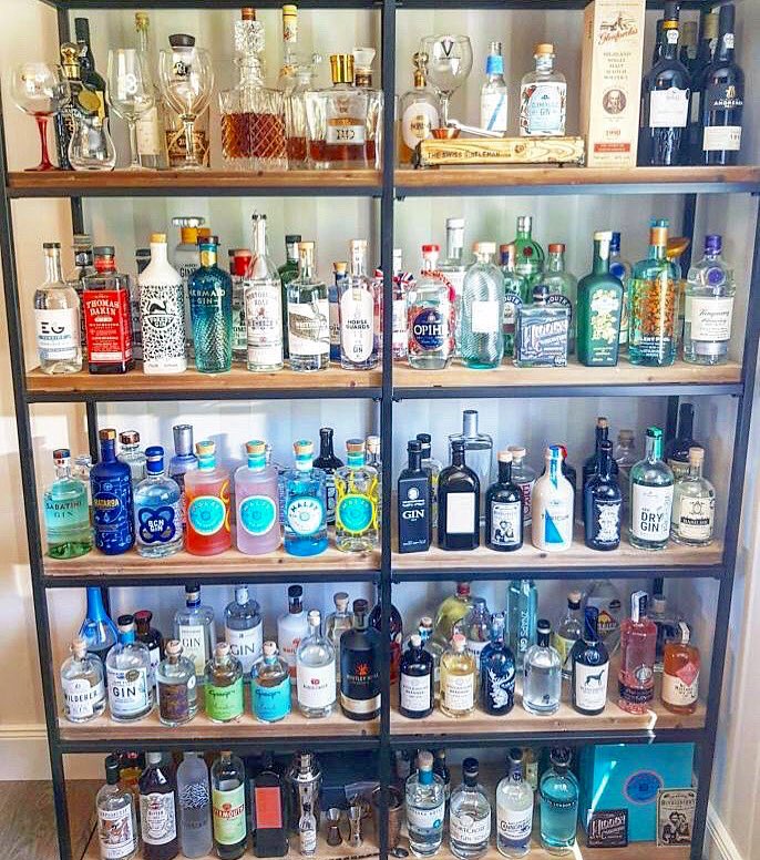 theginguide's tweet image. 🤳 #GINSHELFIE 🍸

Our Gin Shelfie of the Week is this amazing collection belonging to Andrin from Switzerland!🇨🇭 

Some of Andrin’s faves are @CuriositiesGin, @MalfyGin, @tarquinsgin Seadog and @hollysgin 👌

❓What would you pick first from this incredible #gin display!?