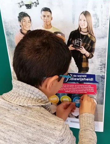 kentalis's tweet image. De leerlingen van groep 7/8 van Martinus van Beek in Oss speelden de serious game van Mediamasters. Zij gingen de strijd aan met 200.000 andere leerlingen uit Nederland om de meest mediawijze klas van Nederland te worden! @MediawijsNL #mediamasters