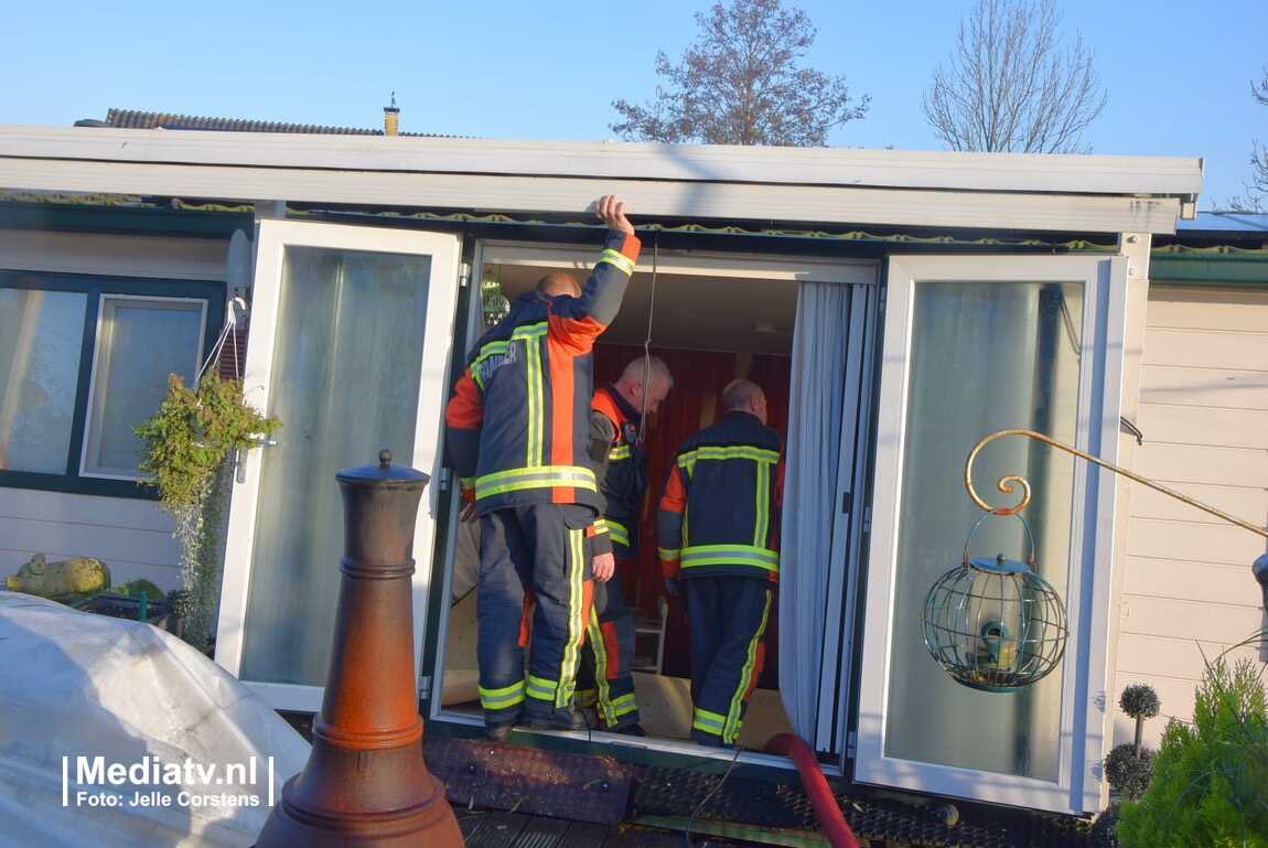 112HM's tweet image. Langs de Boekhorstweg in #oudAde is een woonboot lek geraakt, brandweer is bezig de woonboot leeg te pompen.