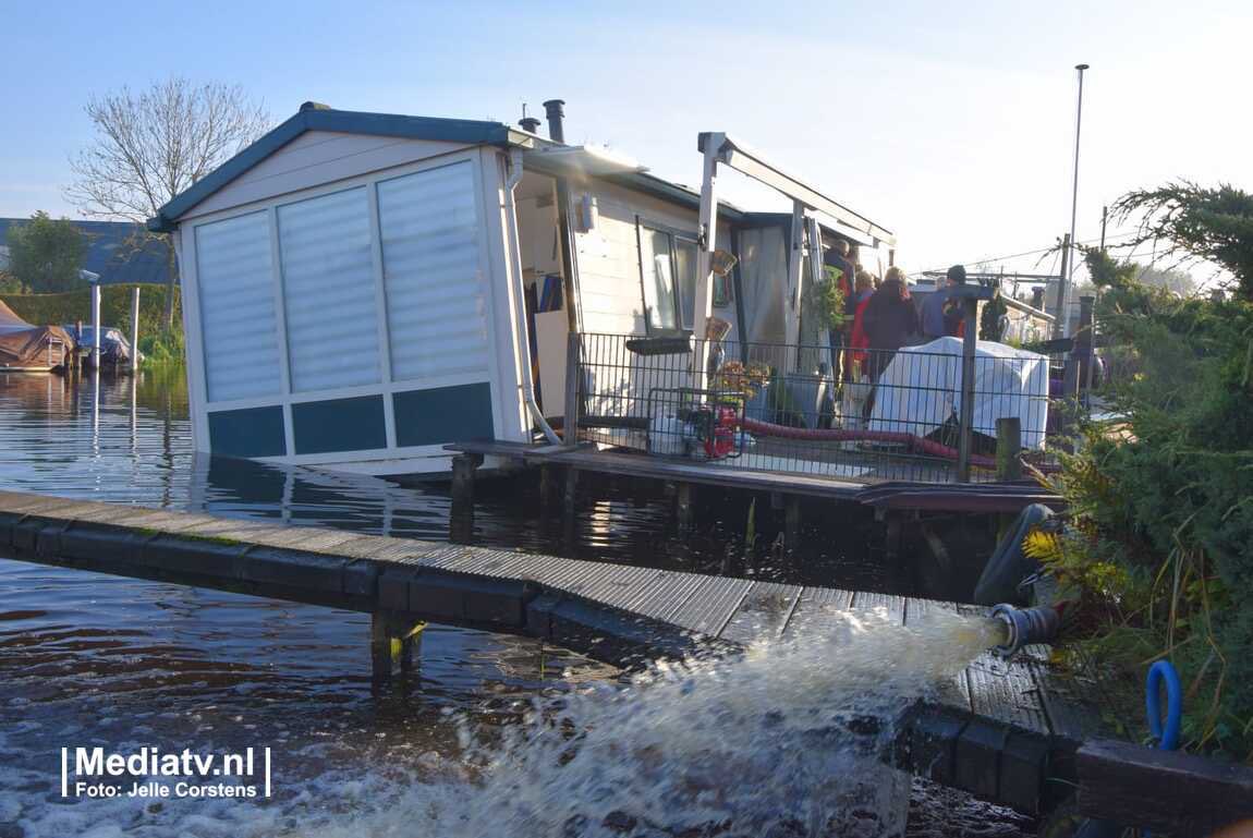 112HM's tweet image. Langs de Boekhorstweg in #oudAde is een woonboot lek geraakt, brandweer is bezig de woonboot leeg te pompen.