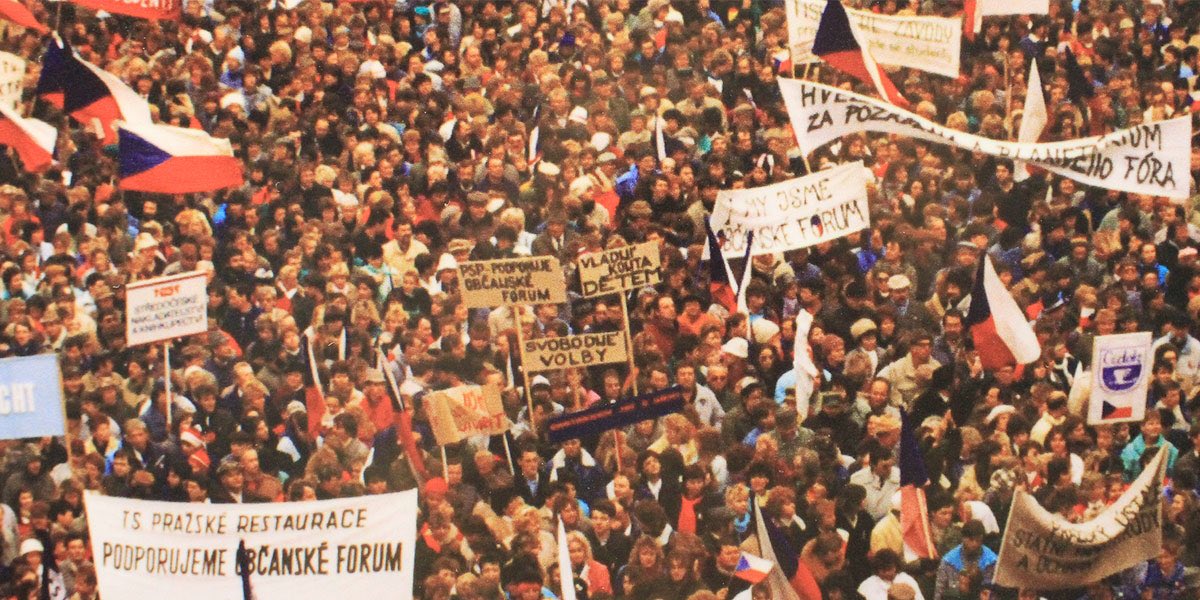 30y since the #VelvetRevolution that brought to the end Communist rule in former Czechoslovakia &, like the Baltic Way & Fall of the Berlin Wall, teared down Iron Curtain & started remarkable changes in Central Eastern Europe. My congrats to🇨🇿🇸🇰Allies, for your freedom & ours!