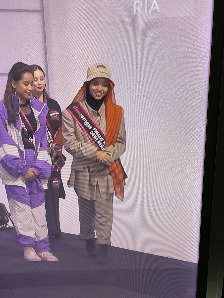 MichaelAng38's tweet photo. Serious la stylist dewi remaja ni stylist keluar dari sekolah mana ni??? And photography dia org pun mcm apoooo. Nampak tak siap ada penonton kat bawah tu! Photographer juling ke? Concept dah la sebijik top model kalau dah nak ikut sama make sure quality pun sama. Sedih! https://t.co/G5TKJmBA1h