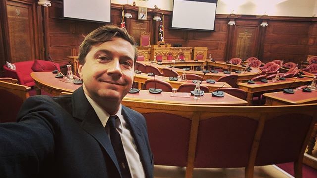 handambassador's tweet image. It was over a year ago that I filmed some scenes for the new season of #thecrown (out today). I had a character name (Pound) and a scene all on my own with some #handmodeling, but guess what... It&apos;s not in any episode! Cut again 🤷‍♂️
I should be used to this by now.

#disappoint…