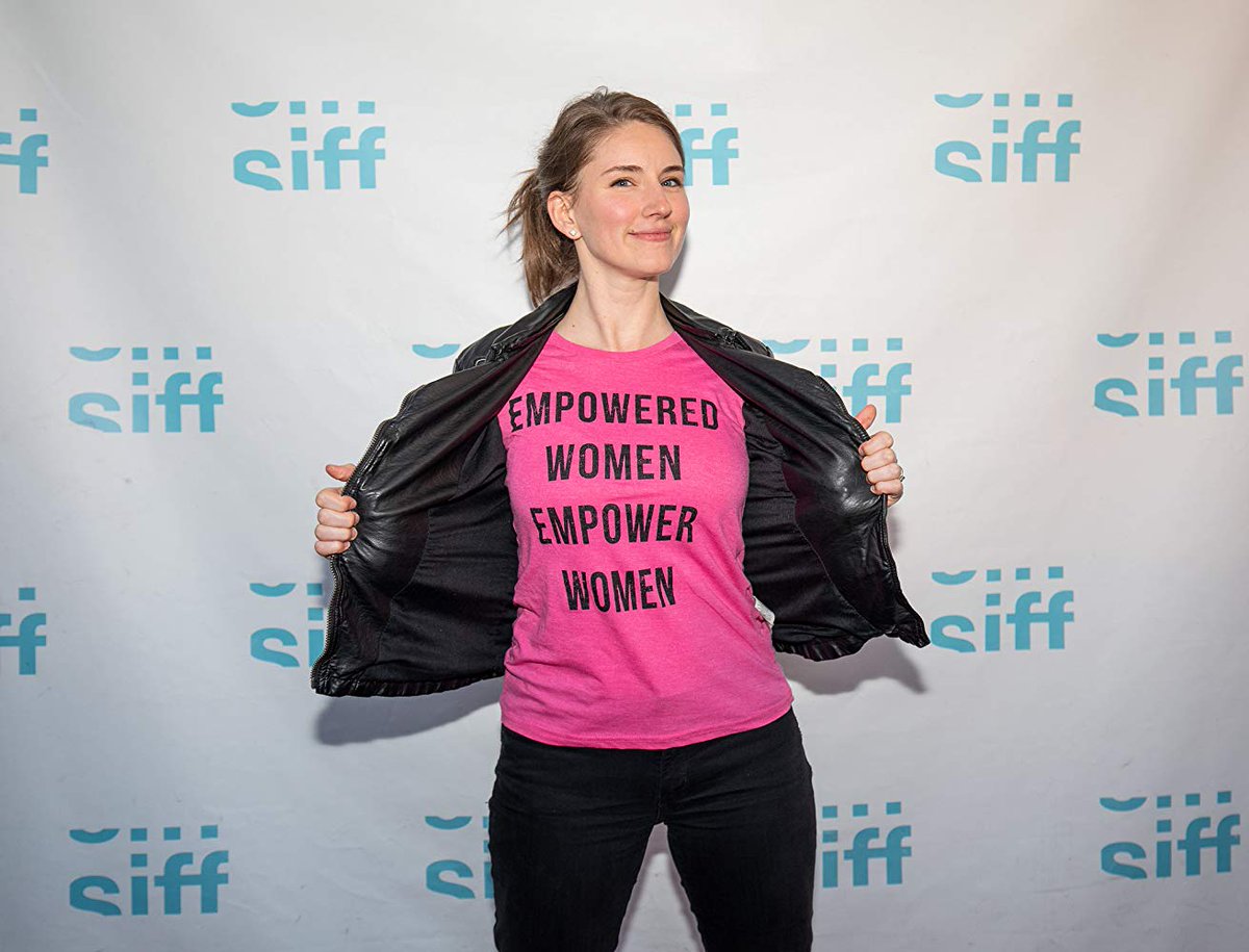 cinemathequefr's tweet image. Coincée dans sa petite ville enneigée du Minnesota, Dee rêve de faire du stand-up. Elle rencontre un comique fatigué qui, lui, voudrait faire autre chose. 
Le très beau INTERNATIONAL FALLS, présenté par sa réalisatrice Amber McGinnis, ce soir 18h15
cinematheque.fr/film/142166.ht…