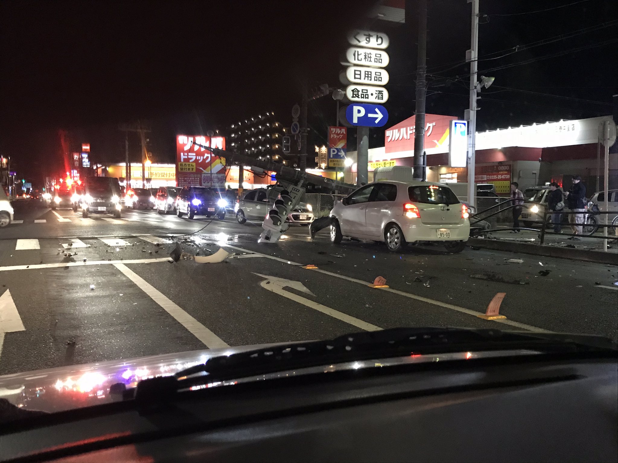 石巻市中里の交差点で乗用車が信号機に突っ込んでいる事故現場の画像　