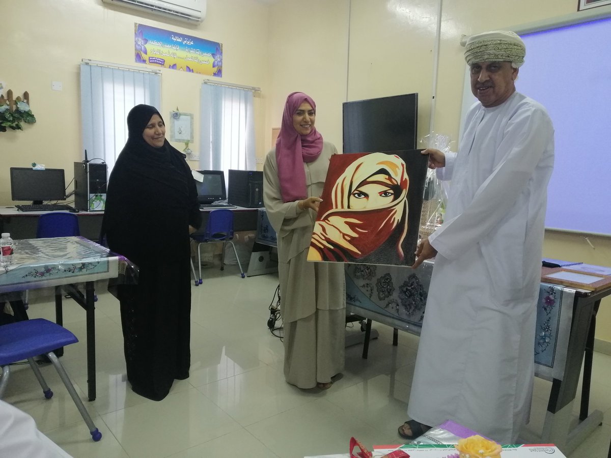 تكريم الأستاذة موزة السعيدية مشرفة إدارة مدرسية لتنظيم الملتقى التربوي لمديرات مدارس الخابورة بمدرسة حواء للتعليم الأساسي