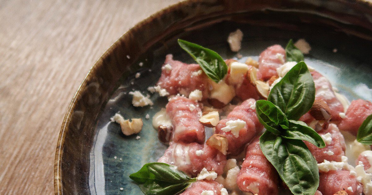 Nouvelle idée recette ! Que diriez-vous d'esssayer des gnocchis à la betterave  ?
La recette par ici 👉 ow.ly/Khl450xaZ18 
Et pour l'accord vin qui va bien, on vous recommande un blanc sec type Viré Clessé !