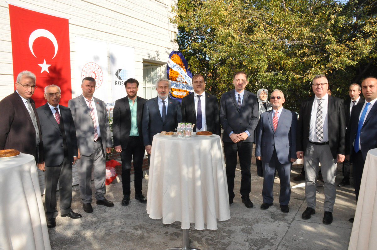 AlcasisBoneCmnt's tweet photo. 1-Tabib Farma İlaç ve #tıbbicihazlar Ltd. Şti. Tarafından Türkiye’de ilk kez üretilen. Ortopedi ve Beyin Cerrahi Amaliyatlarında kemik çimentosu olarak kullanılan #TıbbiCihaz sınıfındaki ürün #AlcasisBoneCement markası ile kamuoyuna  tanıtıld. https://t.co/U5bjOvMrez