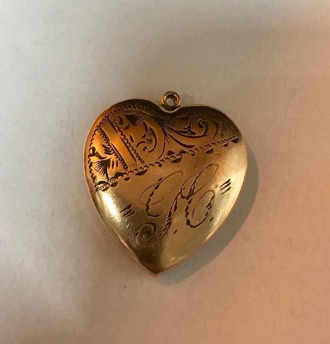 ourburysteds's tweet image. This pendant was found near Baileys2 last Sunday (Rememberance Day) and it has a personalised inscription so we'd like to reunite it with its owner - please contact Baileys2 if this is yours! #burystedmunds #ourburystedmunds