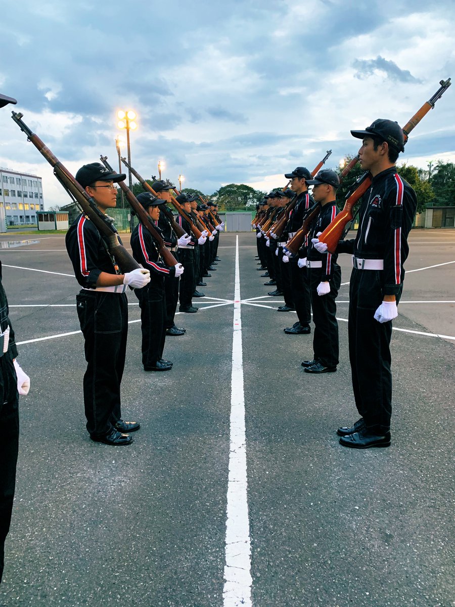 防衛大学校儀仗隊の一糸乱れぬパフォーマンス 波 が 倍速かと思った ほどすごい 自衛隊音楽まつり の映像も超かっこいいので見て Togetter