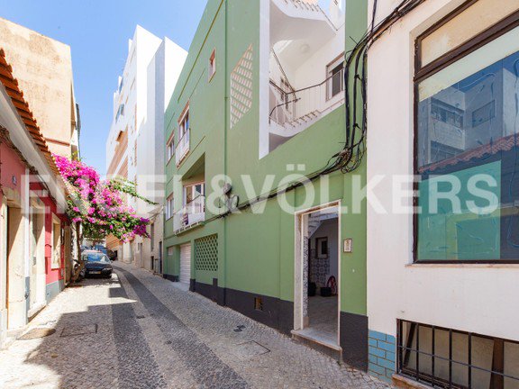 EVportimao's tweet photo. RENOVATED 5 BEDROOM - HISTORICAL CENTER
🏖 | E&amp;V IDW-02GNWI
📍 Algarve, Portimao
🏠 324 m² Living area approx.
🛏 5 Bedrooms
🚿 4 Bathrooms
+ INFO https://t.co/qm53BWVhc9 https://t.co/Wmk5teaUTI