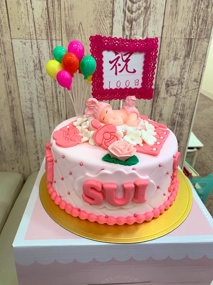 娘さんの１００日記念に作ってくれたお義母さんの手作りケーキ!!!!!!プロ並みです。