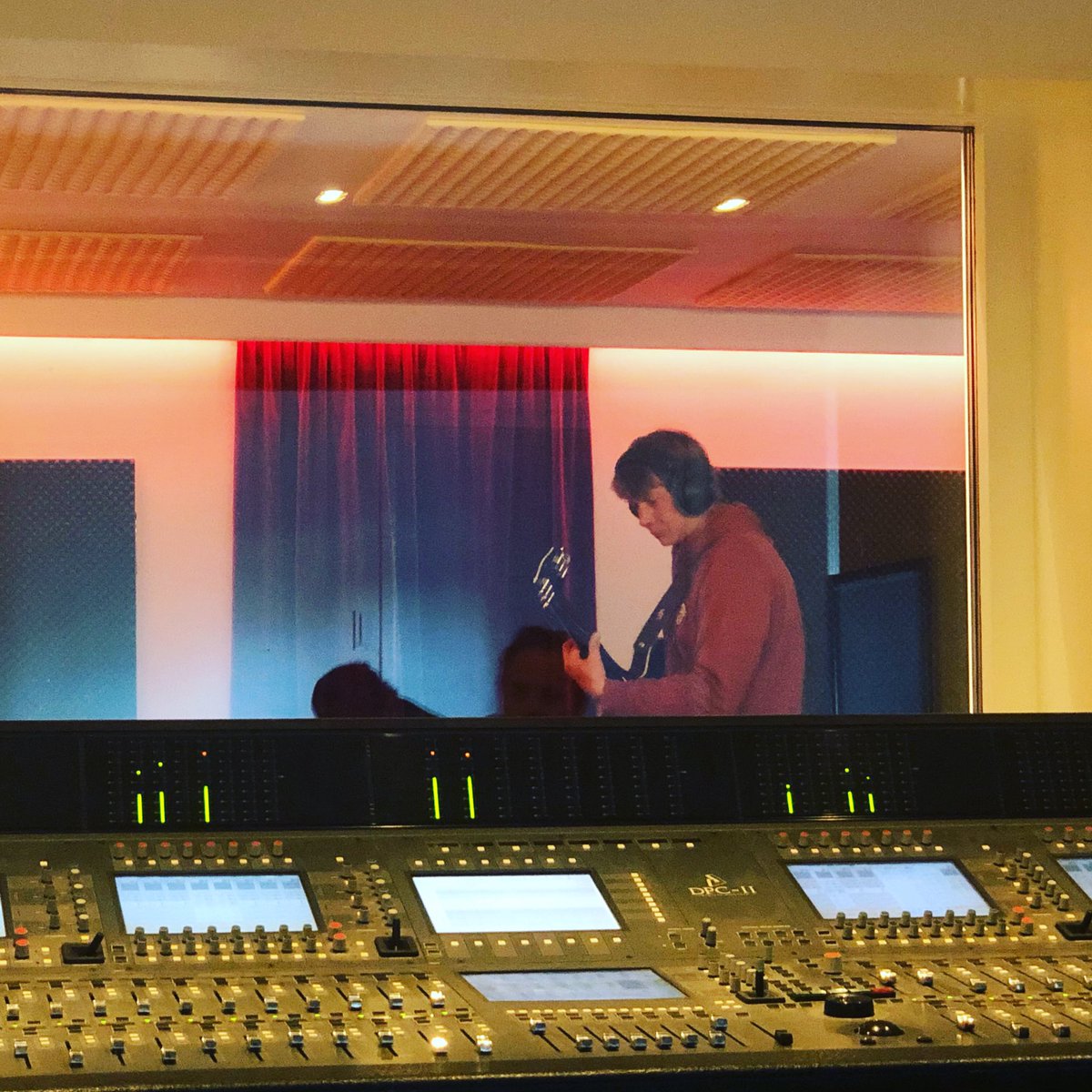 Dag 2 in de studio. Gitaartijd! 🎸
.
.
#studio #ep #kingsroadstudio #dievers #hiphop #crossover #funk #rock #reggae #opnemen #gitaar #zinin