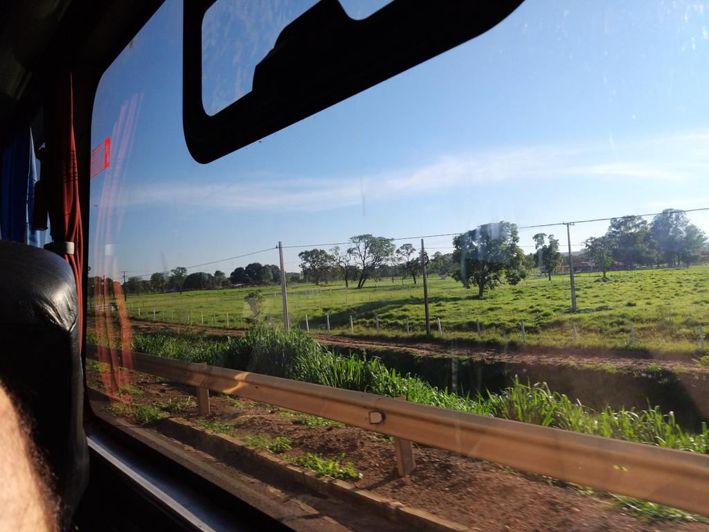 diegosalgado7's tweet photo. Bom dia!

Estamos a 50 km de Campo Grande. 

Total percorrido depois de 23 horas de viagem: 1.386 km. Faltam 4.644 km para Lima. 

O sol arde no cerrado do Brasil.

Vamos que vamos! #UOLrumoaLima https://t.co/tU9iSqAV2d