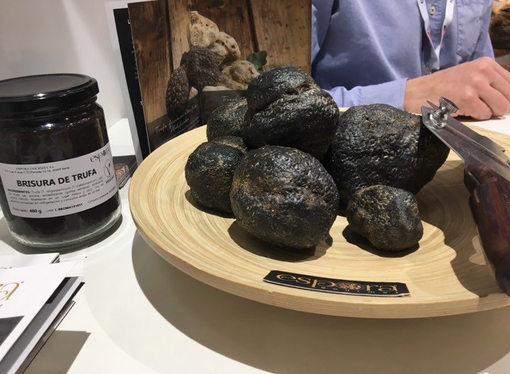 Sobrelias_'s tweet photo. Asistimos a Igeho 2019 en Basilea la mayor feria en Suiza con la presencia de vinos y productos de calidad españoles #Igeho #Igeho2019 https://t.co/2qd1Bdbyri https://t.co/bZZU7MCbfQ