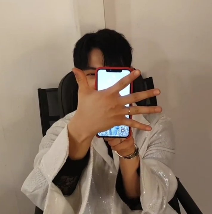 QistinaCJ's tweet photo. Changjo set his picture as lock screen wallpaper 😆😆💜💜 I Stan the Man that love himself😍😌 #Changjo #NeverAnything #기다려 https://t.co/myuyDFPFAD