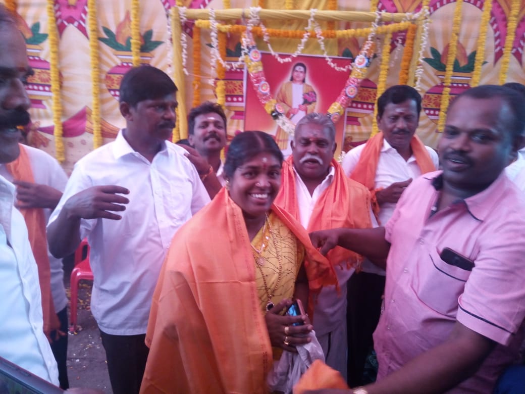 Subbiahpandian8's tweet image. மராட்டிய மாநில முன்னேற்ற பேரவை 
செம்பூர் கிளை சார்பாக இன்று பசும்பொன் உ.முத்துராமலிங்கத்தேவர் ஐயாவின் 112வது ஜெயந்தி விழா மற்றும் 57வது குருபூஜை விழா நடைபெற்றது இப்படிக்கு சக்தி. சித்ரா லட்சுமணன் தேவர்🙏