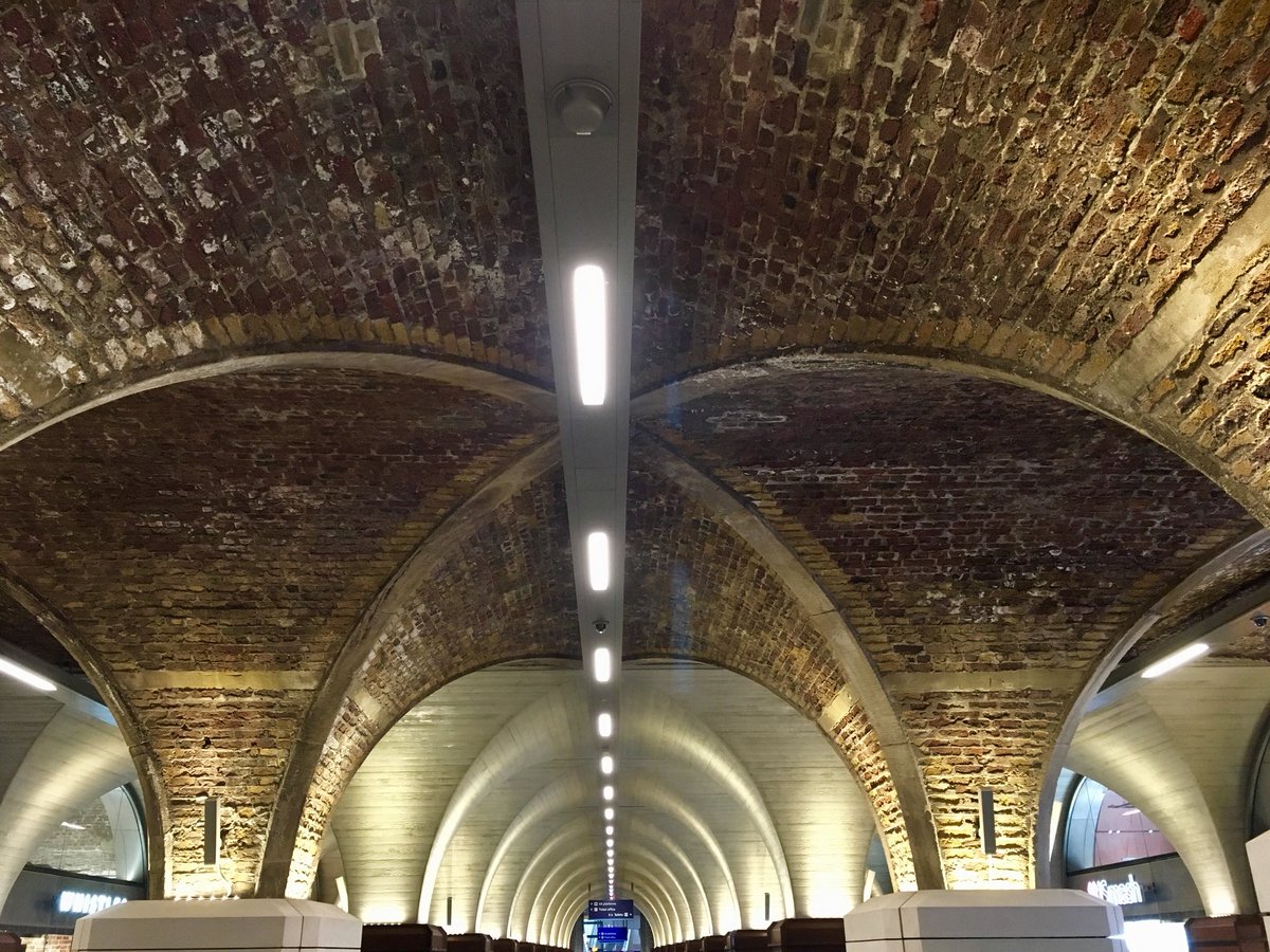 johnygrey's tweet image. Ampliación de la estación de London Bridge en Londres.

La parte nueva en hormigón (al fondo) da continuidad a las formas de la antigua en ladrillo.