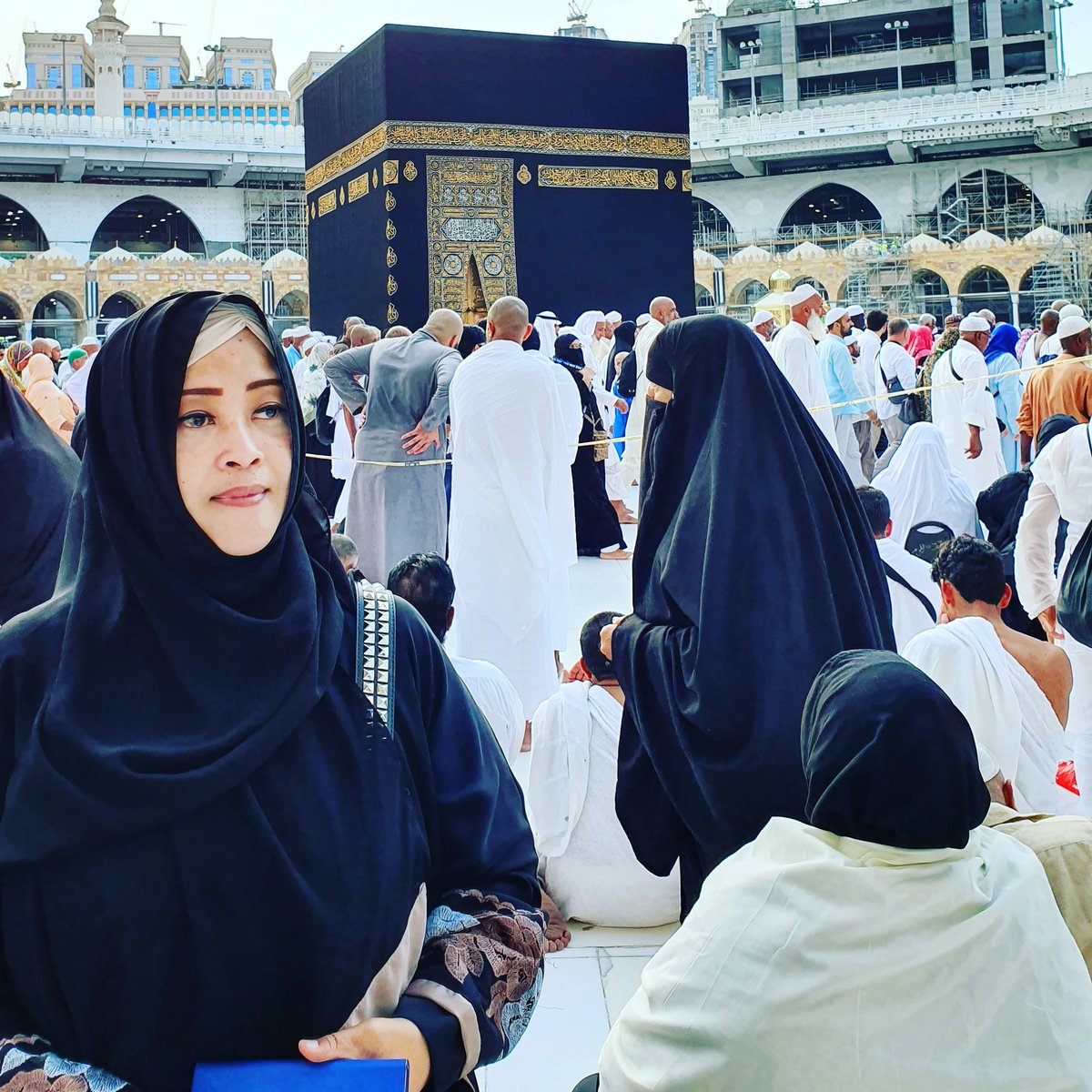 Hari ini itikaf di Masjidil Haram sejak sebelum Ashar, rencana sampai sholat Isya.. Alhamdulillah bisa dapat shaf di area Multadzam.. Bila ada yg mau titip doa, tulis di bagian komentar ya, jangan di inbox.. Insya Allah saya doakan..