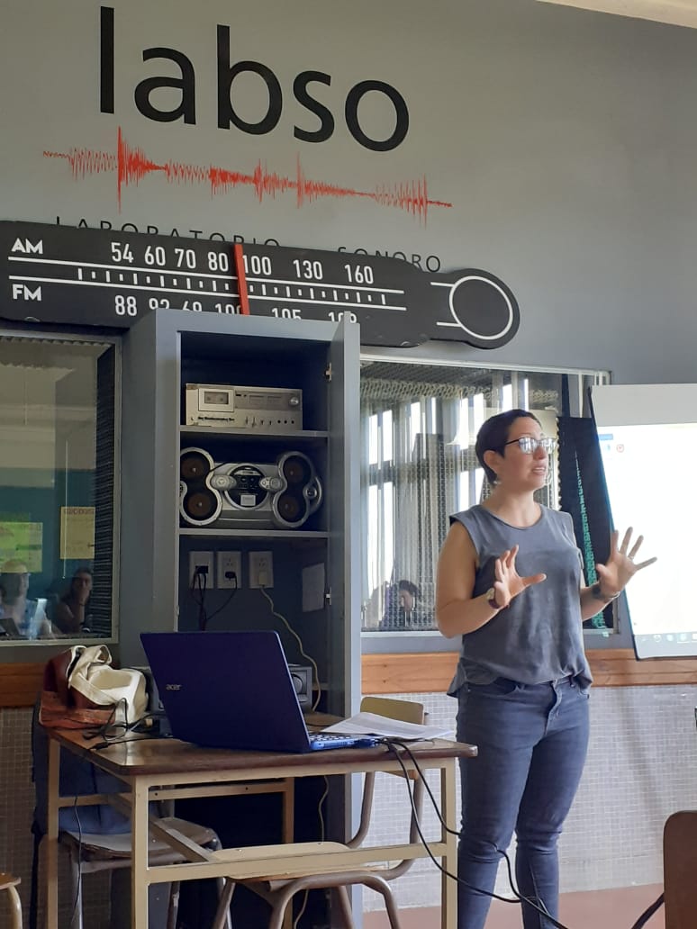 EncuentroRF2019's tweet photo. #ERF2019 #LOSFEMINISMOSSUENAN Segunda Jornada del Encuentro de Radialistas en #Rosario.

Arrancaron los talleres! #TallerDeEstéticaYMusicaluzación https://t.co/Y4ju66DCX9