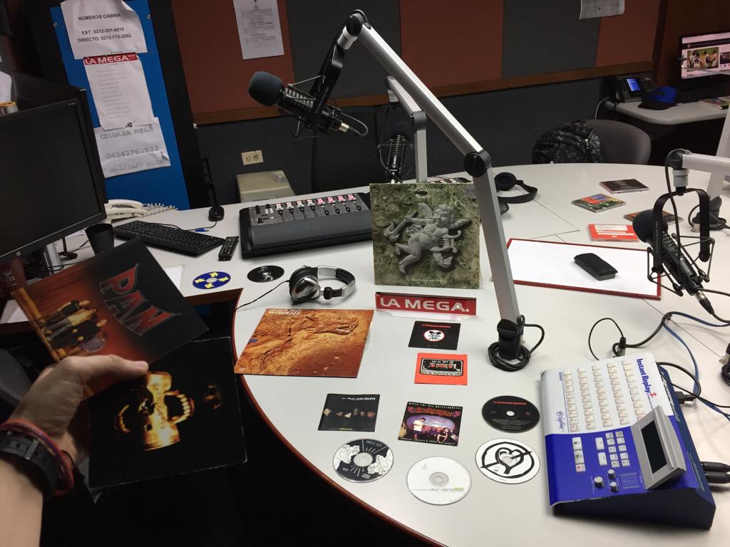 Hoy se cumplen 20 años de la partida de Cayayo Troconis a otra dimensión. Esta noche, <a href="/maxmanzano/">Max Manzano</a> hará un recorrido por su trayectoria como músico en <a href="/SentimientoM/">Sentimiento Muerto</a>, <a href="/DermisTatu/">Dermis Tatu</a>, P.A.N., compositor, productor musical y de eventos (y versiones inéditas). 7:00 p.m., por <a href="/LaMega107/">La Mega 107.3 FM</a>