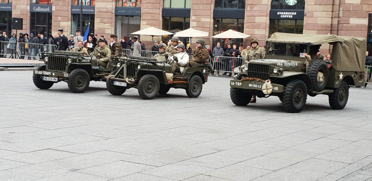 En novembre 1944, les troupes du général Leclerc entraient dans la capitale alsacienne @strasbourg et hissaient le drapeau tricolore 🇫🇷 au sommet de la cathédrale conformément au serment de #Koufra .