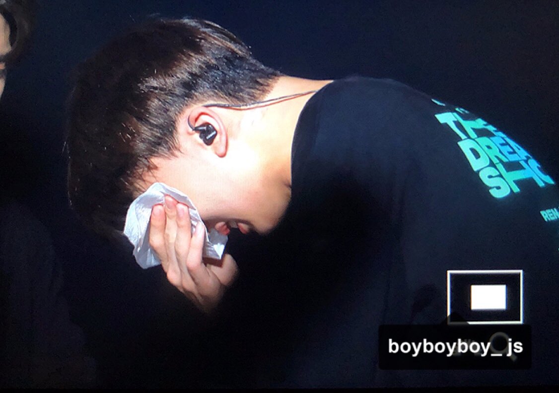 renjunache's tweet photo. thinking how jisung feels at that moment crushes me. this 17year old thinks that this might be his last concert and has to watch his members, who are a family to him, leave one by one when he just wants all of them to stand together on stage for a long time #드림_고정해 https://t.co/6oGBF4LmhW