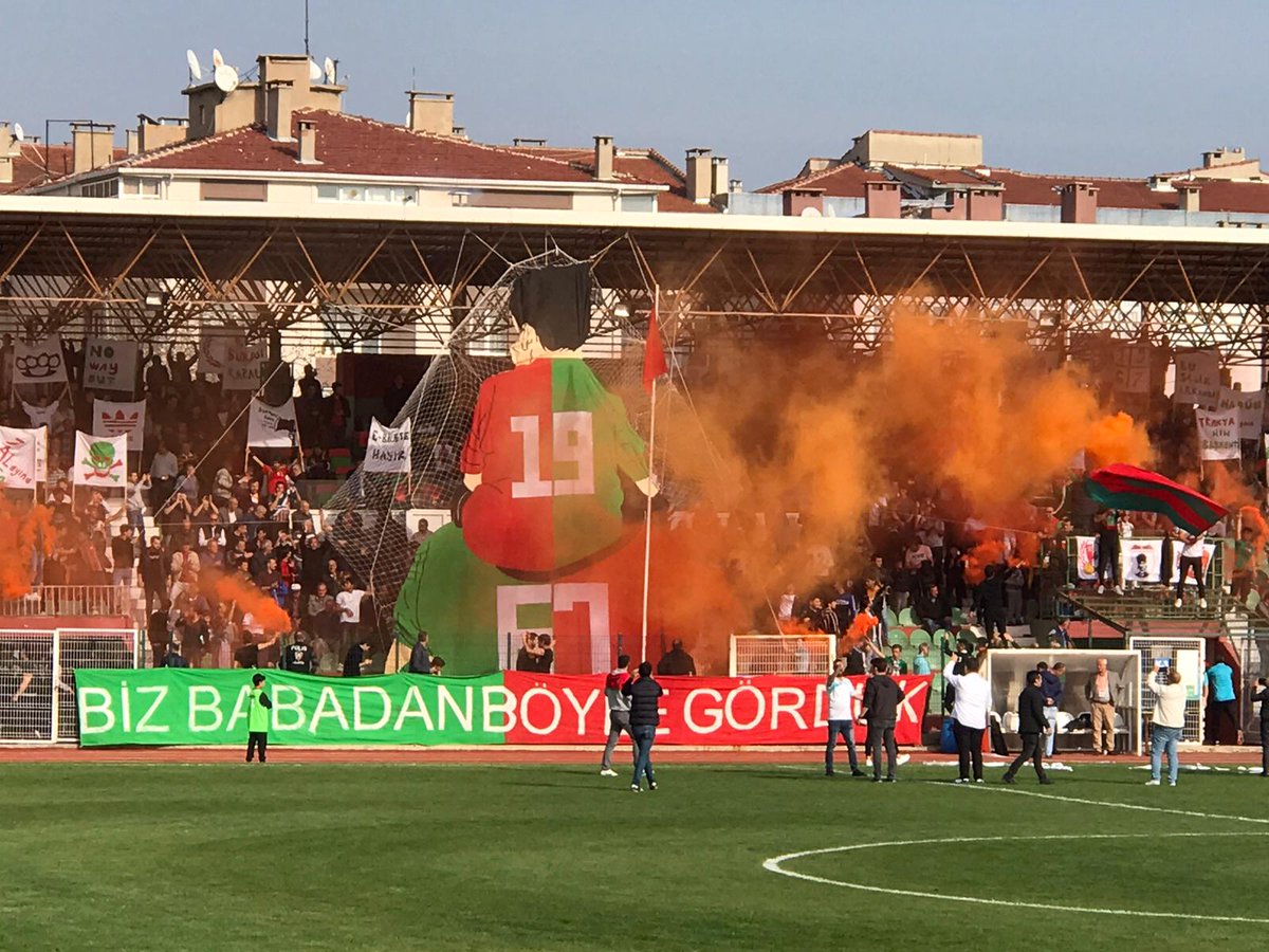 bremarkesport's tweet photo. Lüleburgazspor taraftarlarının Tekirdağspor maçı öncesi yaptığı koreografi. Amatör ruhun hastasıyız. ❤️ https://t.co/T7eYtxssF9