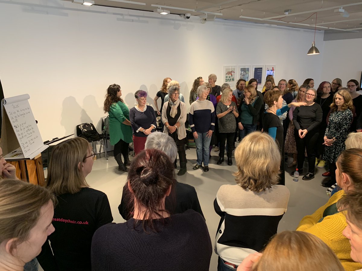 CamiFuentesD's tweet photo. At #ChoirLab19 at @UniofBath
First stop: African A-Capella with Sian Penlington
Jo we ke a-mo-ra-ta
Le ge ba bangba sa mo ra te
Jo jo jo we!
Kai la -pa nye tsa
Ka go i ge-the-la
Gwa-na se-be-le
#sing #choir #choirlife #africandancing https://t.co/cYT9bPNUNQ