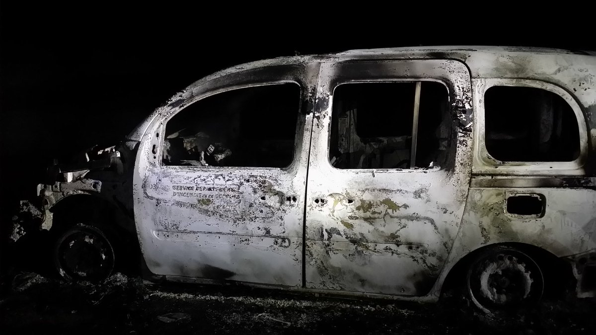nikoguichard's tweet photo. 2 véhicules des sapeurs-pompiers de la Haute-Marne volés cette nuit sur intervention et retrouvés incendiés. Actes intolérables de violence et d'incivilité qui parsèment de plus en plus le quotidien des sapeurs-pompiers  dans l'exercice de leurs missions de porter secours. https://t.co/4xtFNb4hXI