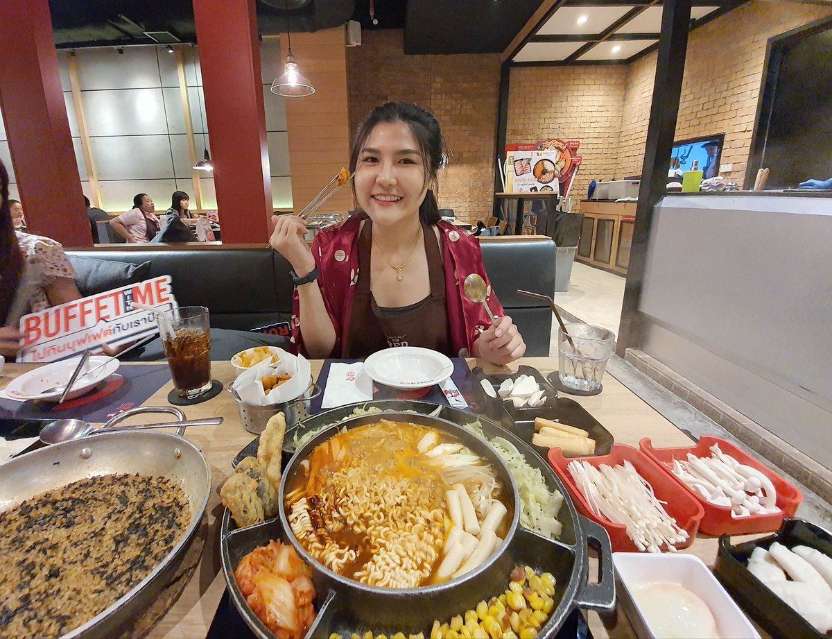 nunnunyellyy's tweet photo. เรดซันมีบุฟเฟ่แล้วนะ !! ใครสายกินต้องมาอะ คือราคามีตั้งแต่ 299/399/499 คุ้มมากกก กินได้ไม่ถึงเวลา1.30ชม.ก็อิ่มพุงแตกแล้วจ้า เมนูเยอะดีงามฟุดๆ เห็นว่าเขามีหลายสาขาแต่ถ้าอยู่โซนธนบุรี มาสาขาเซนทรัลพระราม2ได้เลย #REDSUNBUFFET #โคเรียนบุฟเฟ่ต์ #ยกขบวนความอร่อยเต็มสตรีท #อร่อยไปแดก https://t.co/zJC4g8jjFo